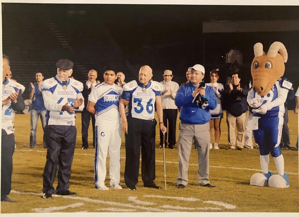 El padre de Frank homenajeado en la cancha años después con jersey de Borregos