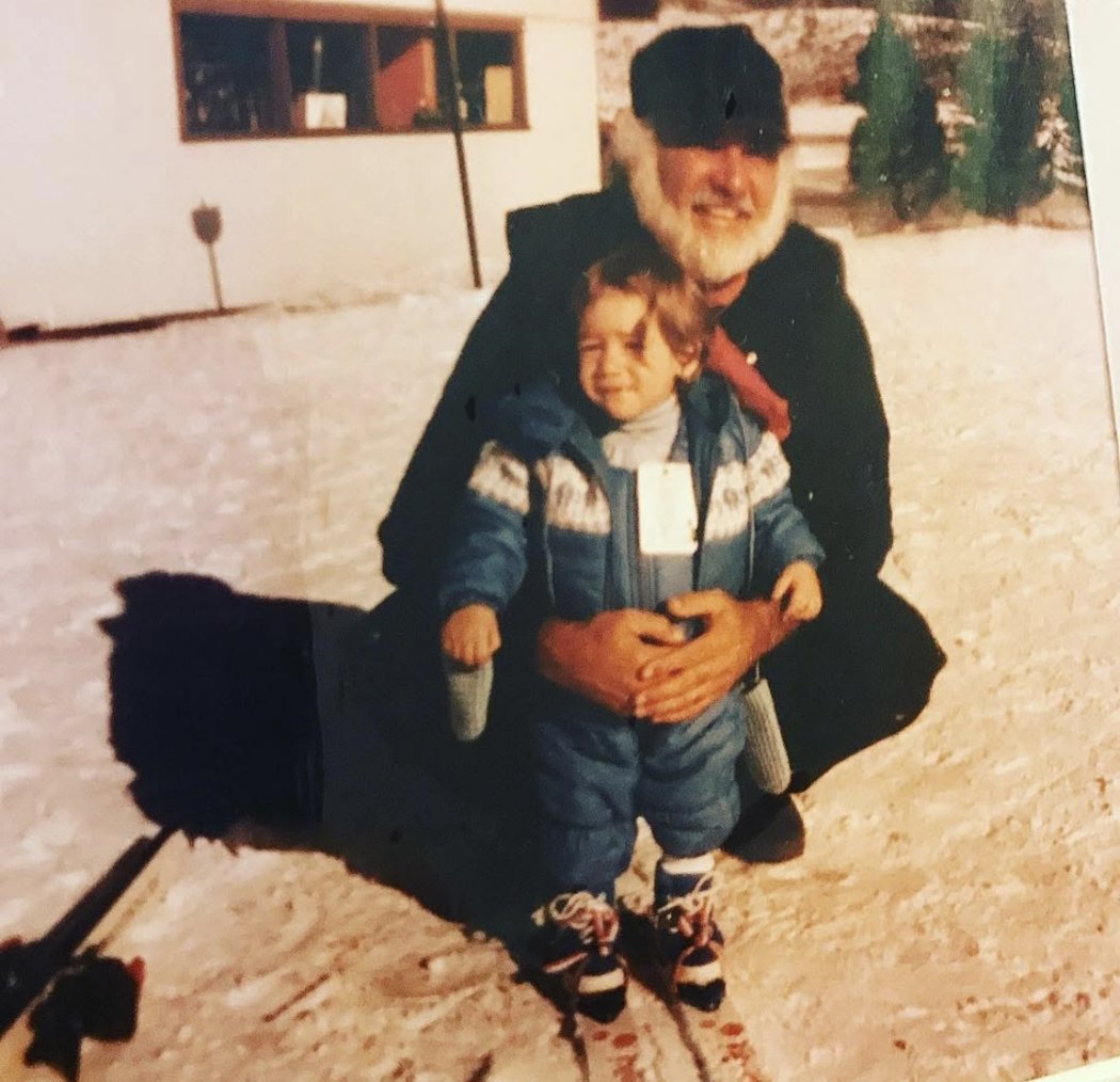 El padre de Frank con Frank de niño en esquís
