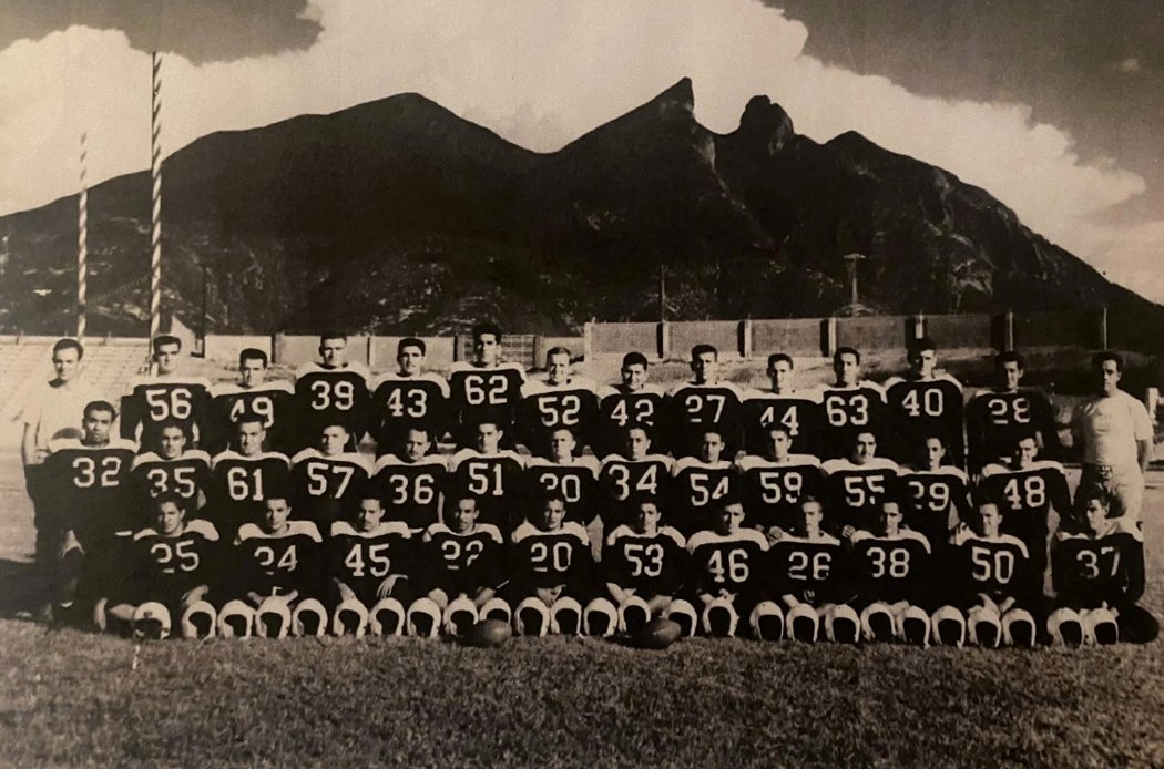 Equipo de los Borregos Salvajes del Tec de Monterrey en los años 50, con el Cerro de la Silla detrás
