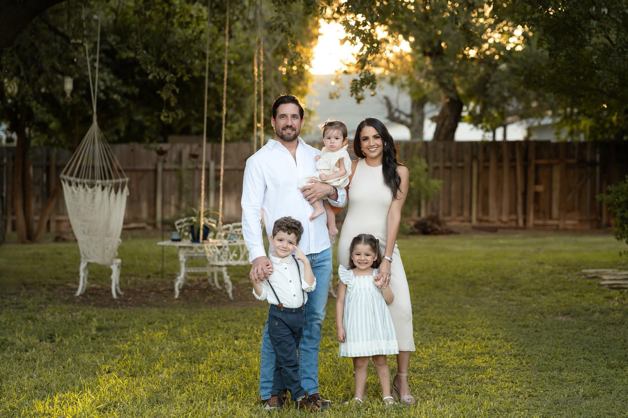 Frank Flores con su esposa y sus tres hijos en el jardín