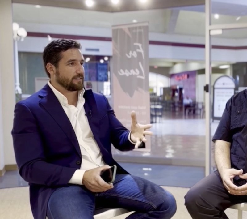 Frank Flores conversando en el centro comercial durante sus años en JLL