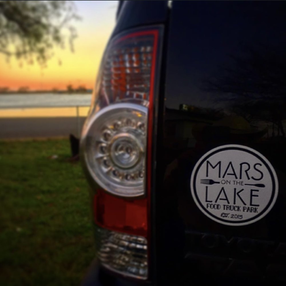 Calcomanía de Mars on the Lake Food Truck Park al atardecer junto al agua
