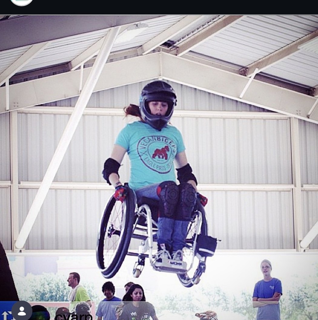 La atleta adaptada Katherine Beattie saltando en WCMX con una playera de Vegan Biceps